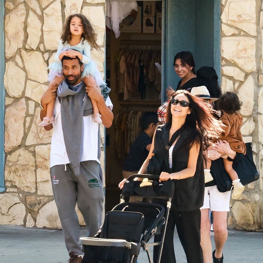 Shay Mitchell und ihre Familie
