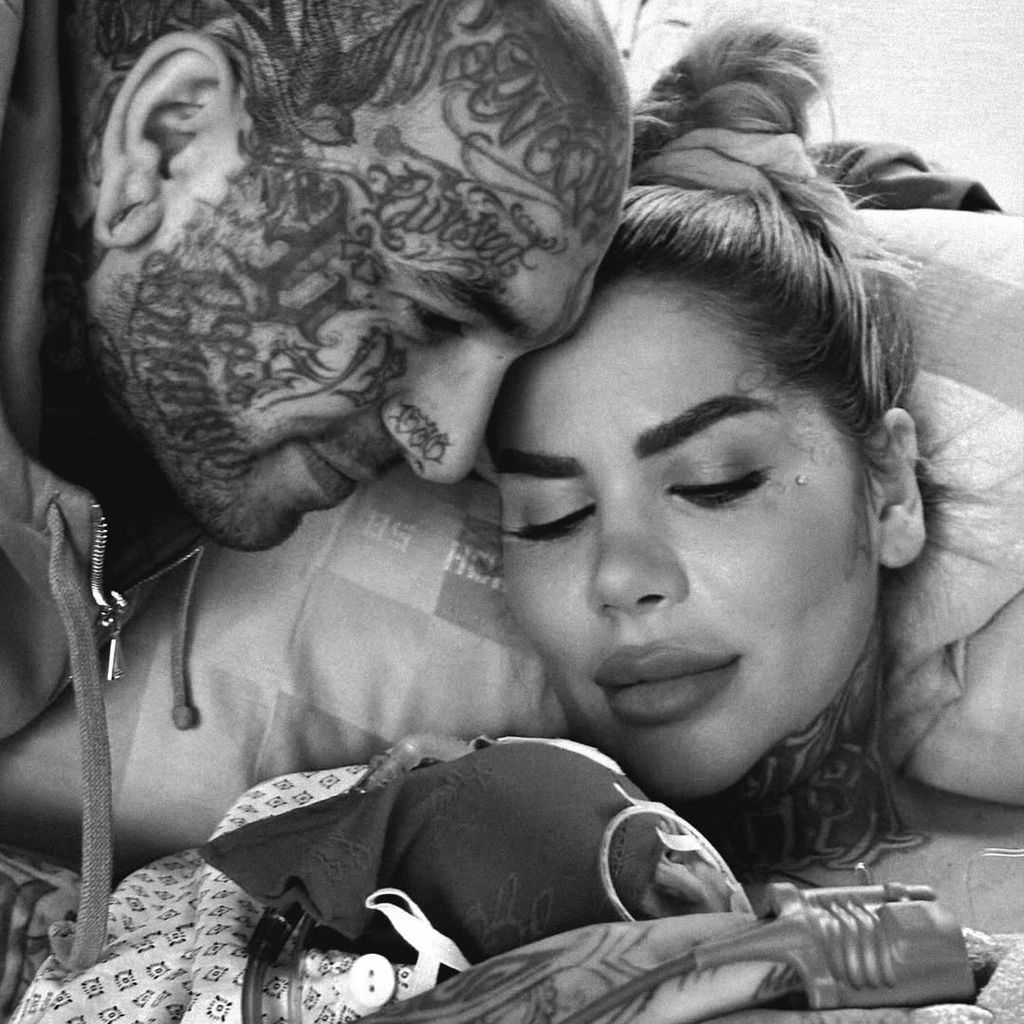 Reality-TV-Bekanntheiten Matteo Rocco und Mia Madisson mit ihrem Baby Sarabi Gaetana