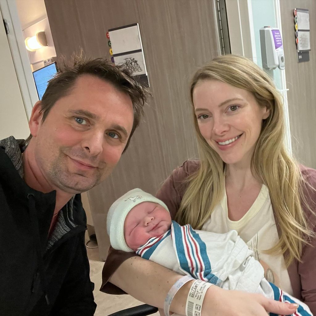 Matthew Bellamy mit Elle Evans und ihrem Sohn lächeln