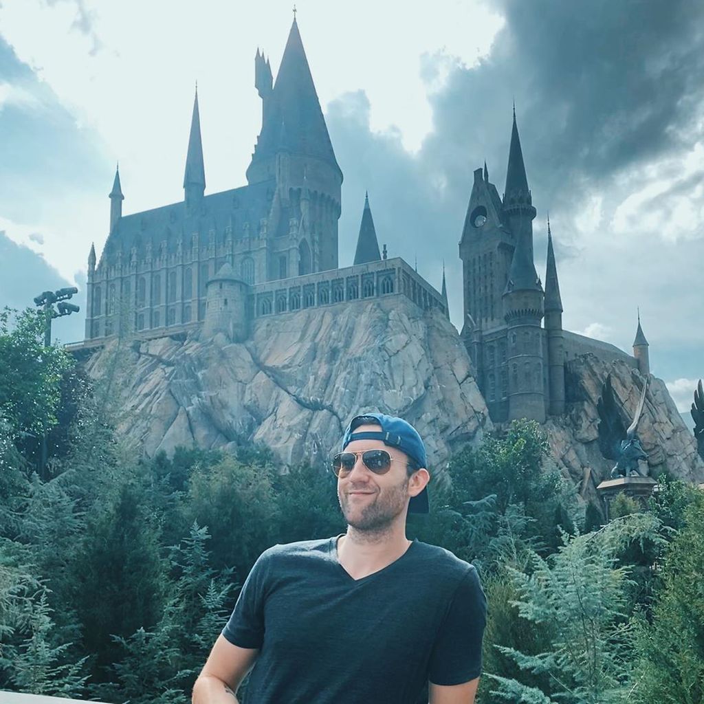 Matthew Lewis vor dem Hogwarts-Schloss in den Universal Studios in Orlando
