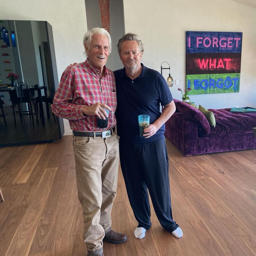 Matthew Perry (r.) mit seinem Vater John im Oktober 2023