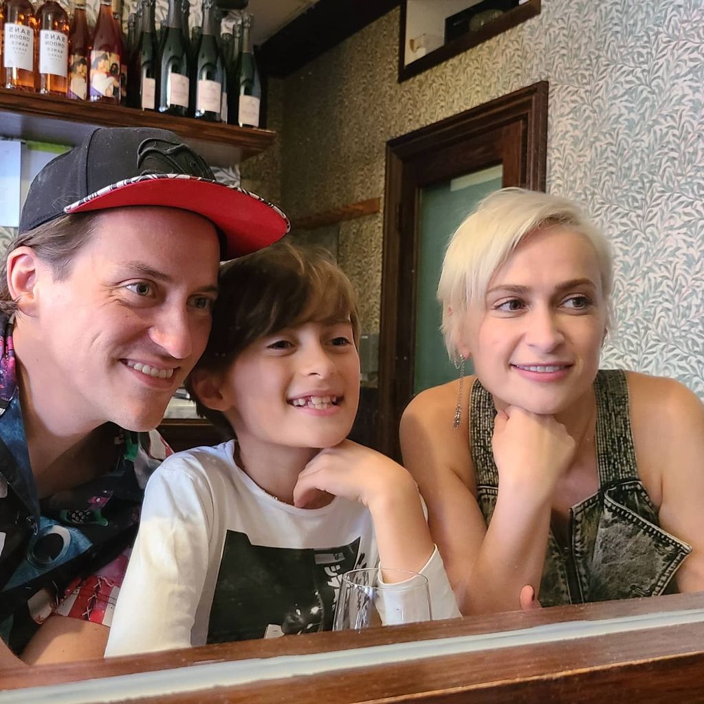 Matthew und Halyna Hutchins mit ihrem Sohn