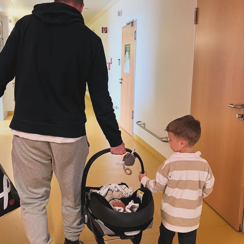 Matthias Ginter mit seinen Söhnen Milan und Matteo