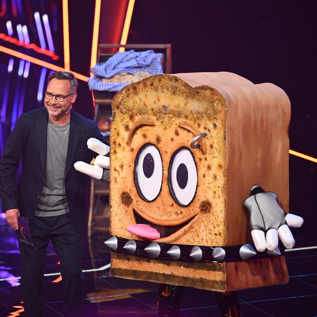 Matthias Opdenhövel mit dem Toast bei "The Masked Singer" 2023