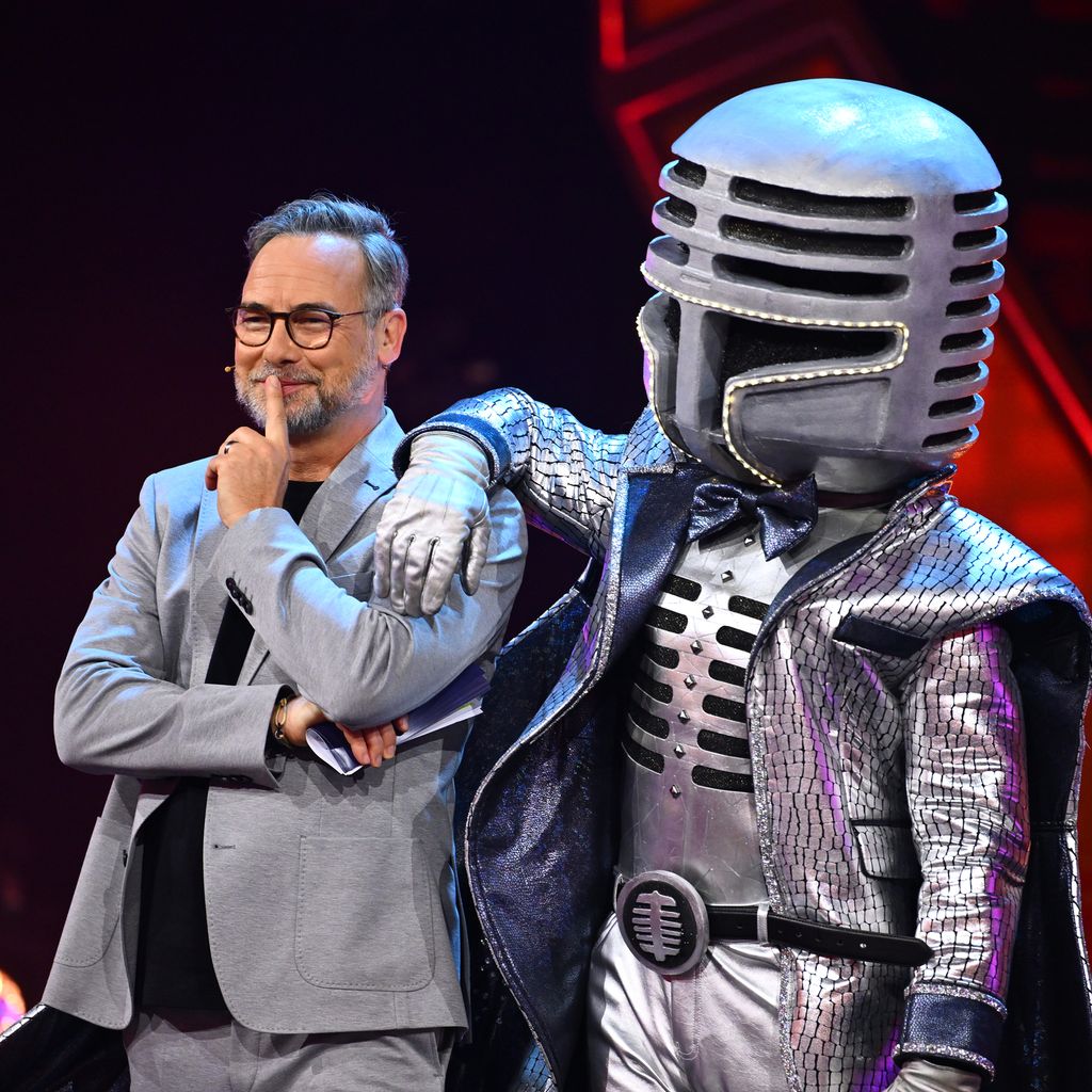 Matthias Opdenhövel mit Ronan Keating als Mr. Mic bei "The Masked Singer"