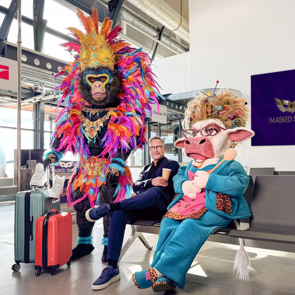 Matthias Opdenhövel mit den "Masked Singer"-Kostümen King und Muuhnika