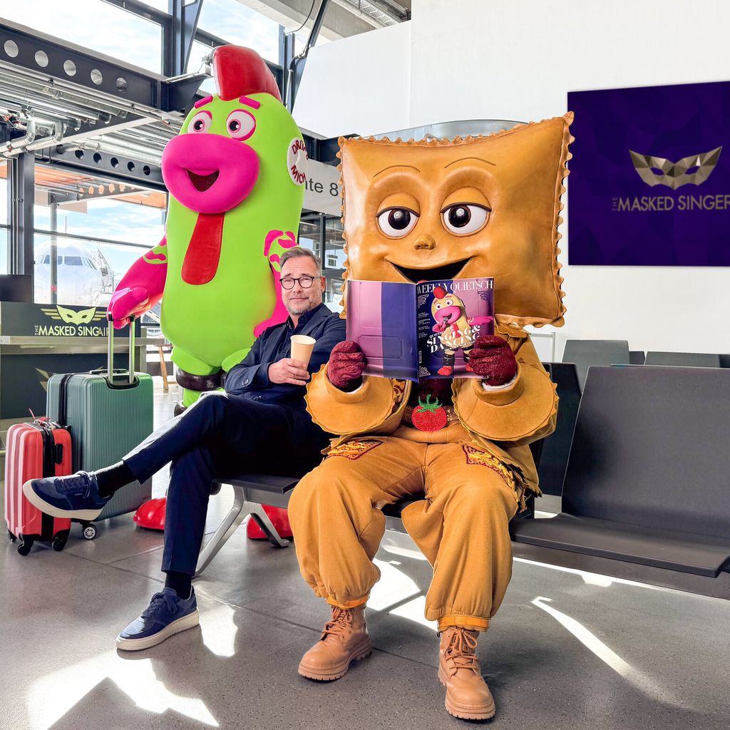 Matthias Opdenhövel mit den "Masked Singer"-Kostümen Quietsch und Rave-Ioli