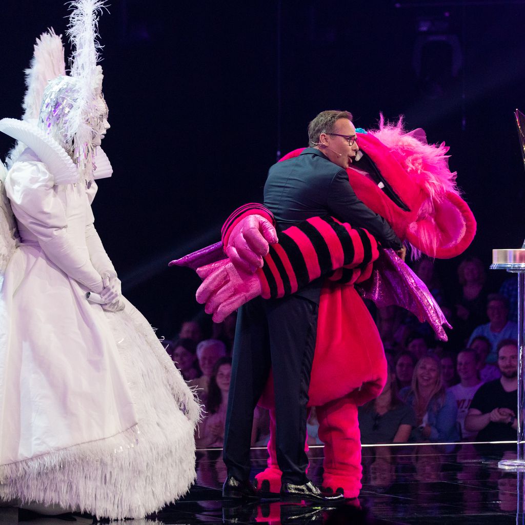 Matthias Opdenhövel und das Monster (Susi Kentikian) bei "The Masked Singer"