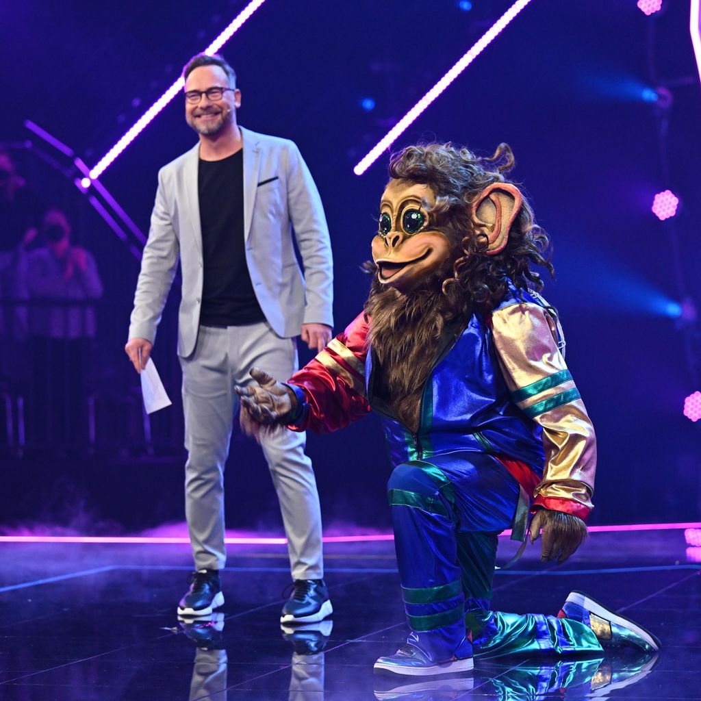 Matthias Opdenhövel und der Affe im "The Masked Dancer"-Finale