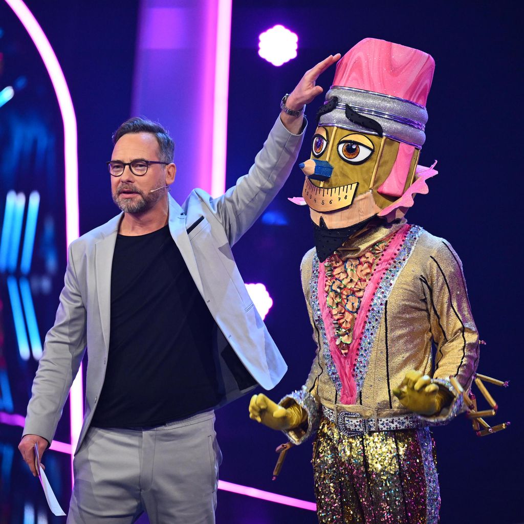 Moderator Matthias Opdenhövel und der Buntstift im Finale von "The Masked Dancer"