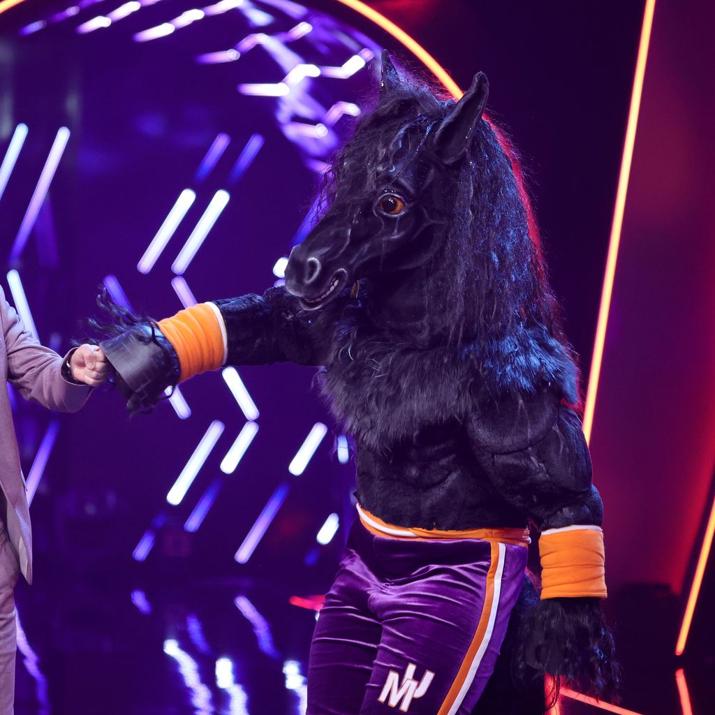 Matthias Opdenhövel und der Mustang bei "The Masked Singer"