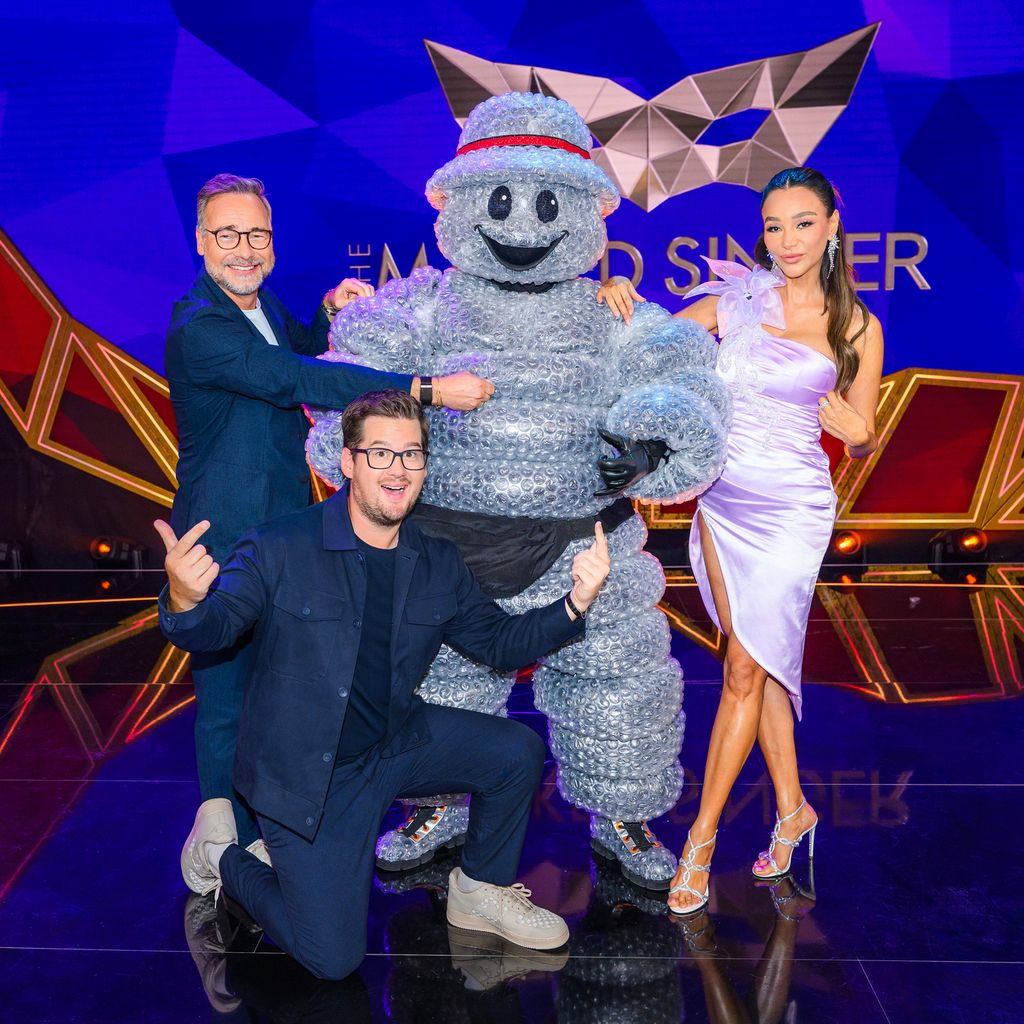Matthias Opdenhövel, Verona Pooth und Chris Tall posieren mit dem neuen "The Masked Singer"-Kostüm Bubble, Bild: Joyn/Marc Rehbeck
