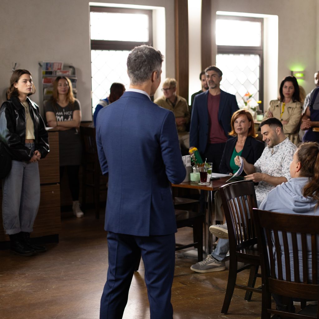 Matthias Sauer (Gabriel Merz) mit den Schillerallee-Bewohnern in "Unter uns"