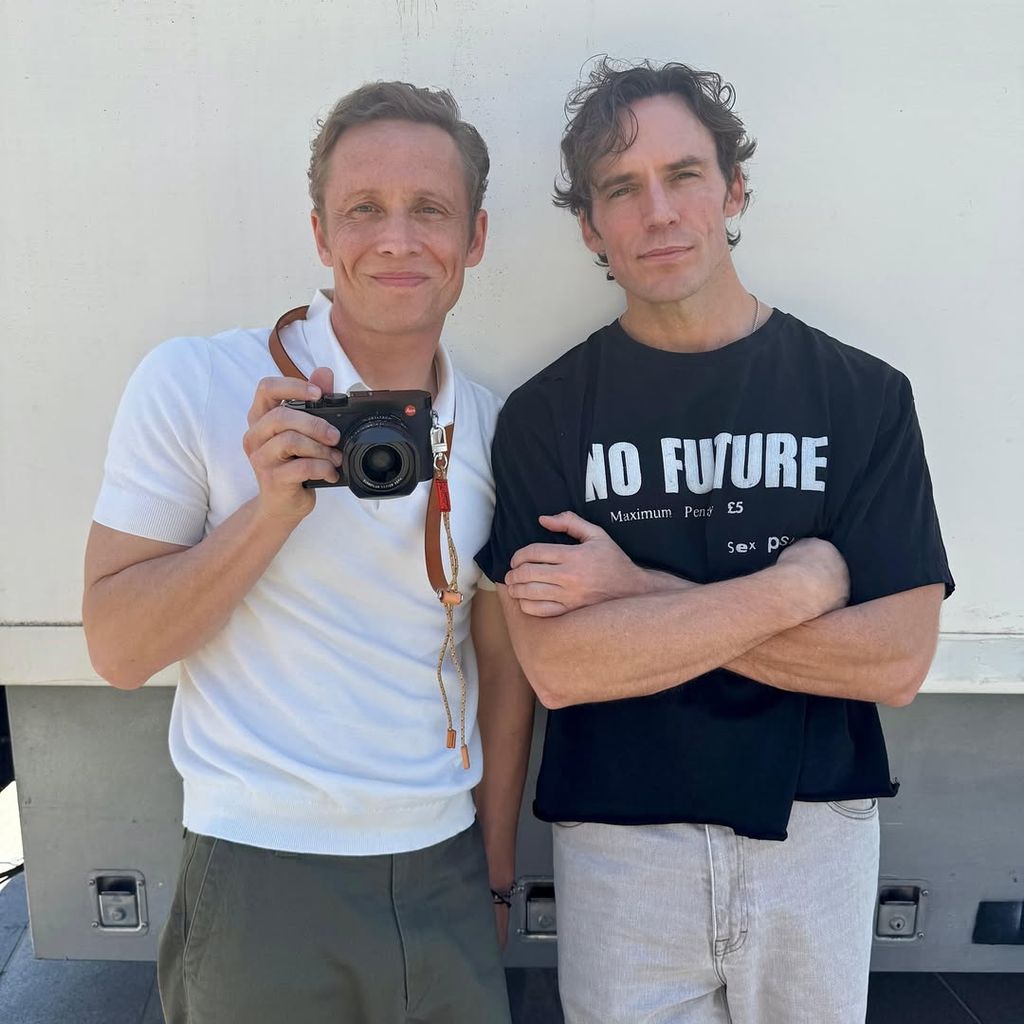 Matthias Schweighöfer und Sam Claflin am Set, 2025