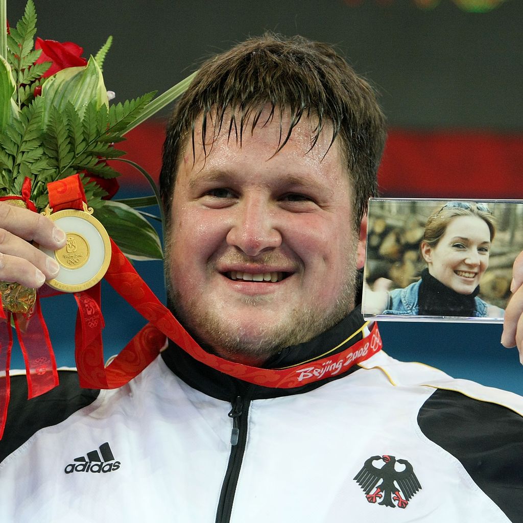 Gewichtheber Matthias Steiner mit der Goldmedaille bei Olympia 2008 in Peking