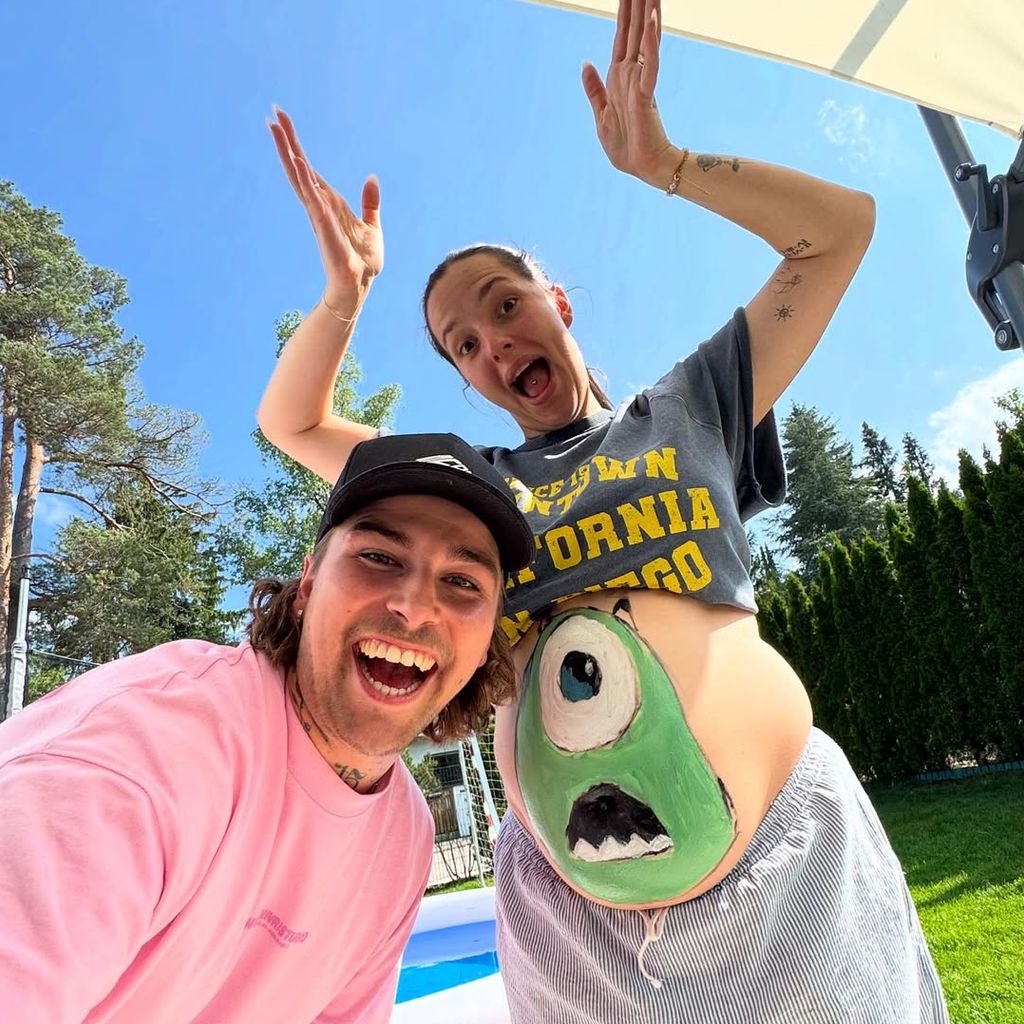 Matthias und Lejla Höhn mit bemaltem Babybauch