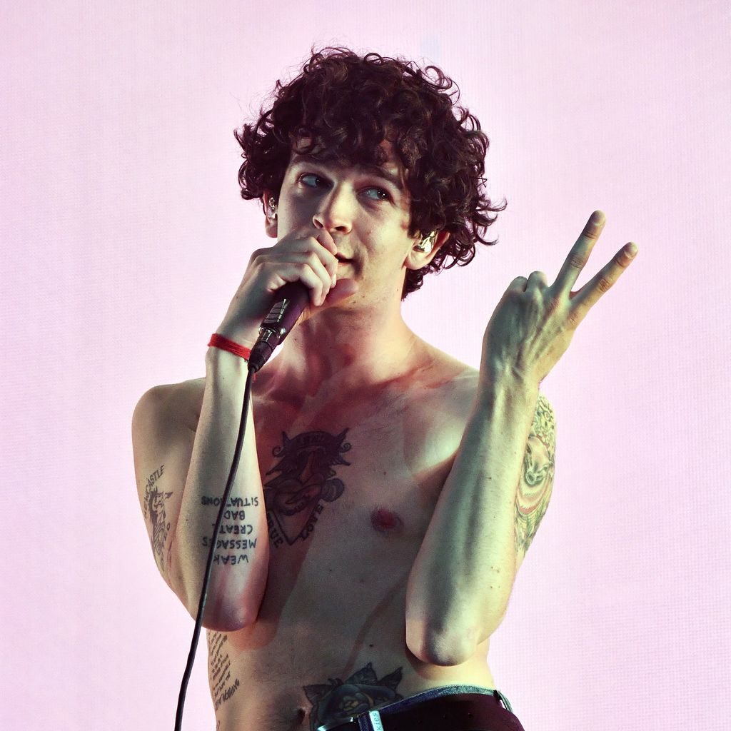 Matty Healy auf der Bühne im Jahr 2019