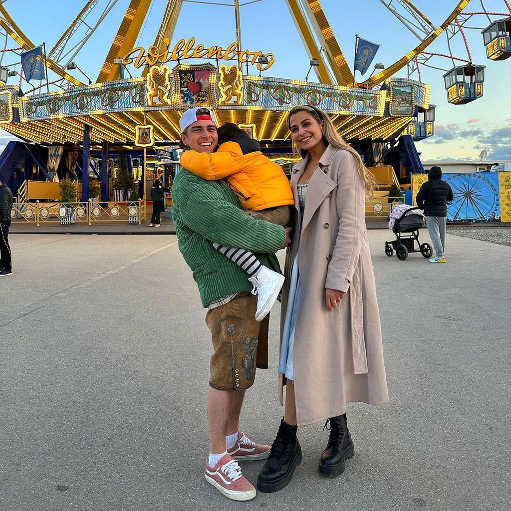 Matze Höhn und Jenefer Riili mit ihrem Sohn im April 2023