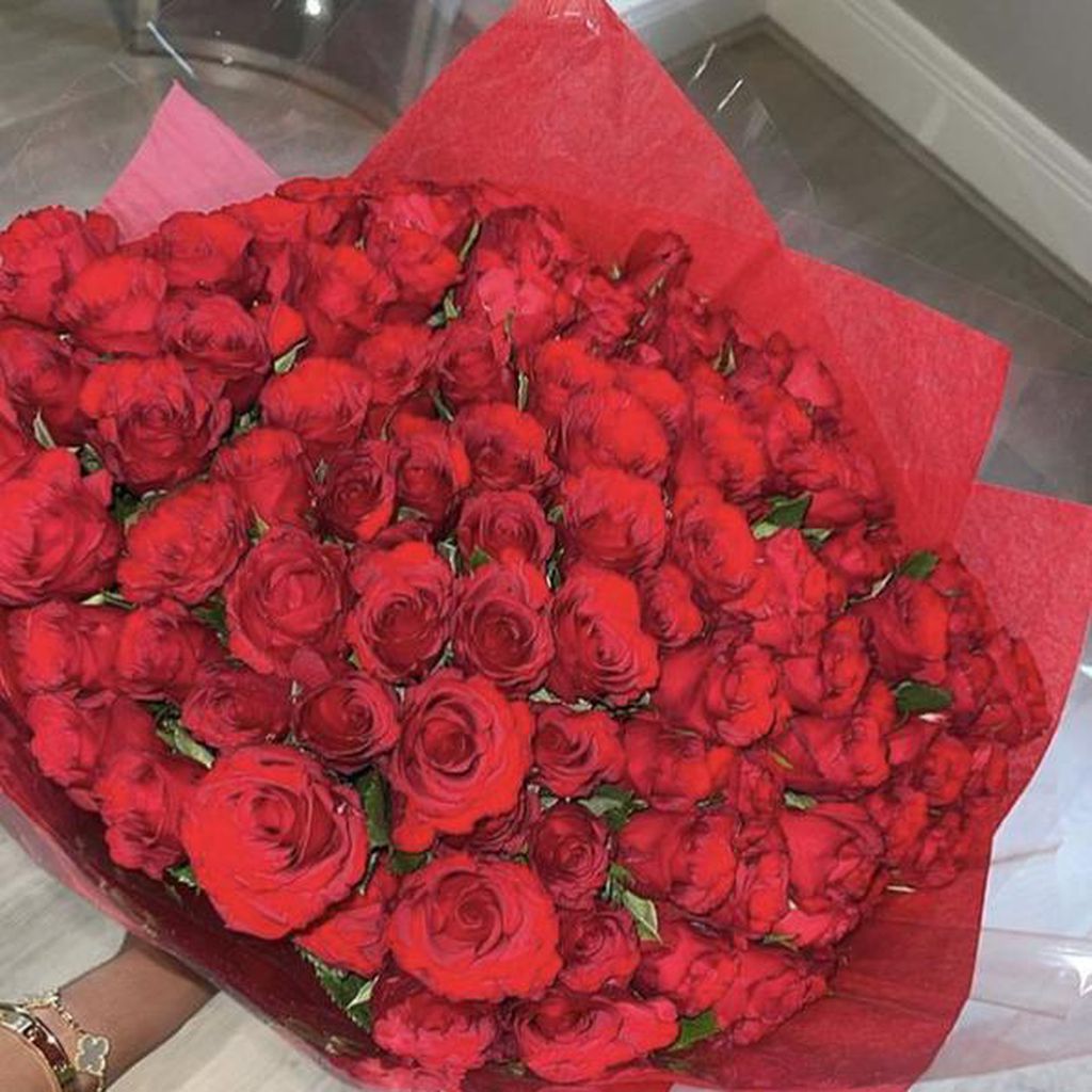 Maura Higgins mit einem Strauß Rosen