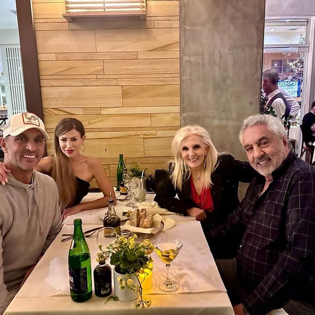 Mauricio Umansky mit seinen Eltern Estella und Eduardo und Leslie Bega, Oktober 2023