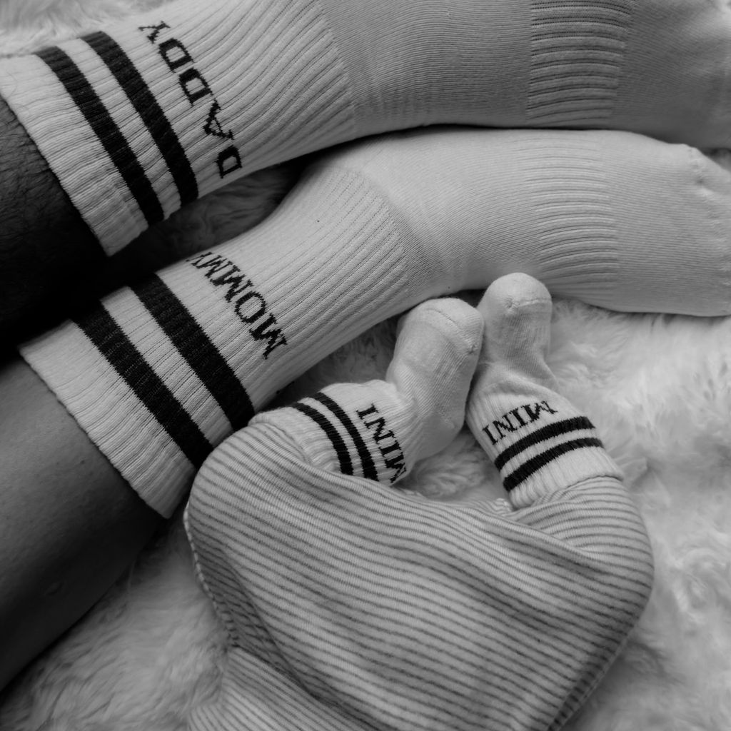 Max Bornmann und Melina Hochs Füße und ihr Baby