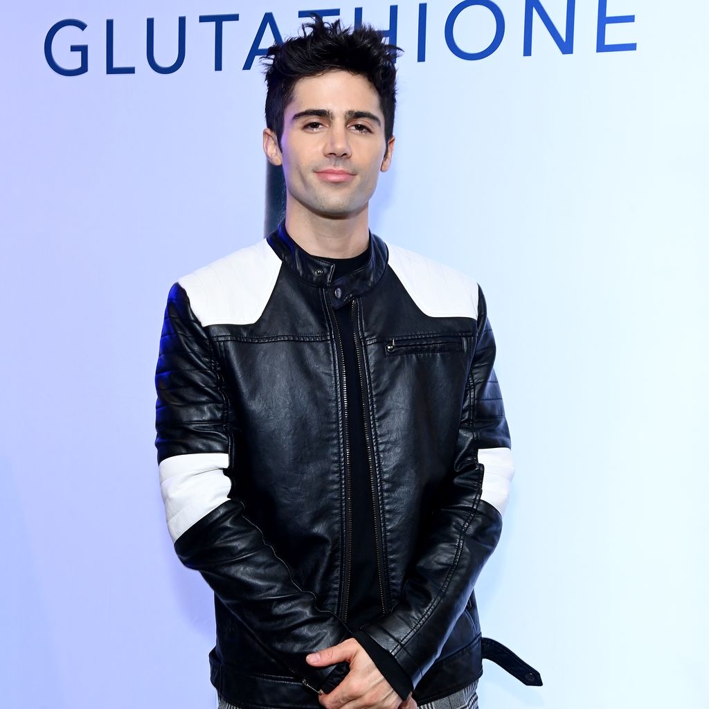 Max Ehrich bei der Grammy Gift Lounge während der 66. Grammy Awards in Los Angeles