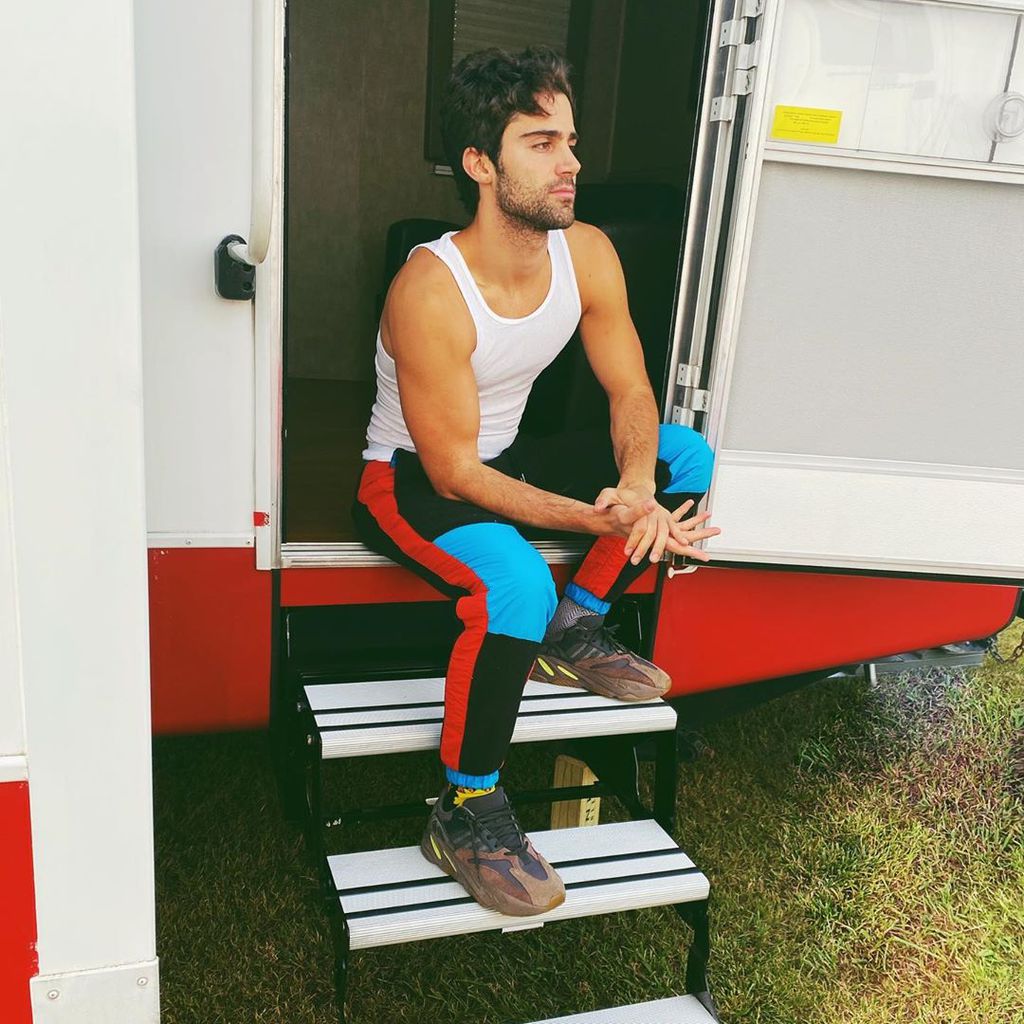 Max Ehrich sitzt