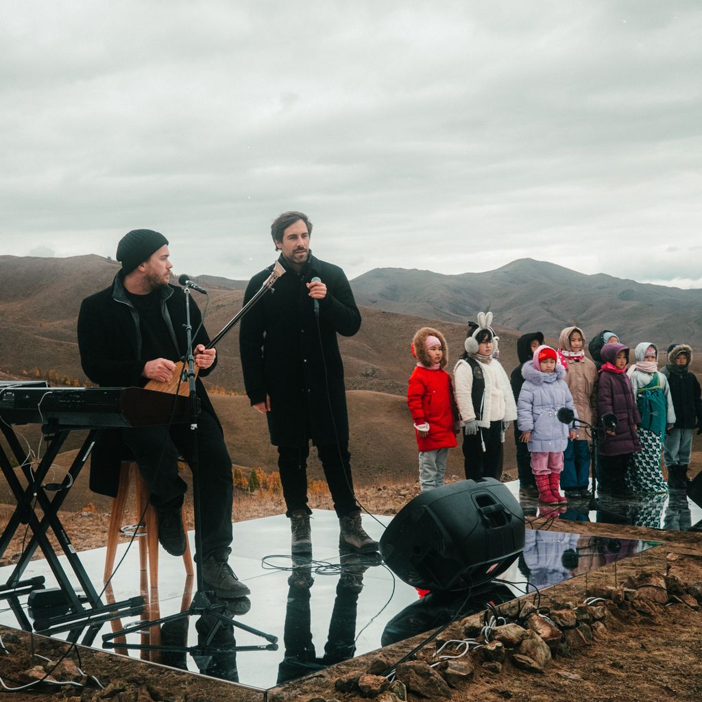 Musiker Max Giesinger performt zusammen mit einem Kinderchor in der mongolischen Steppe.