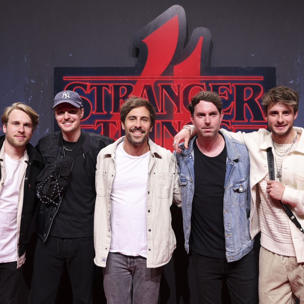 Max Giesinger und seine Freunde bei der "Stranger Things 4"-Premiere im Mai 2022