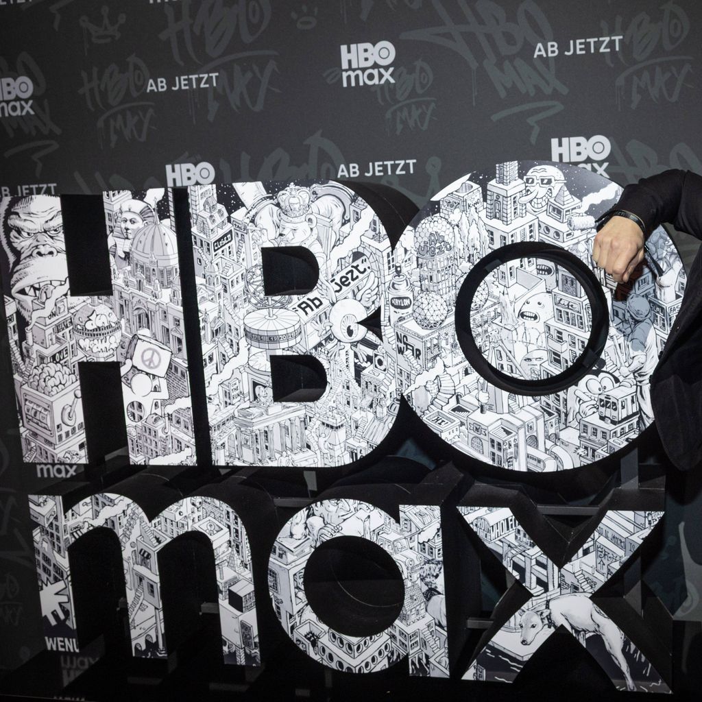 Max von der Groeben vor dem HBO-Max-Logo bei der Premierenparty von "A Knight Of The Seven Kingdoms" in Berlin, 13.01.2026