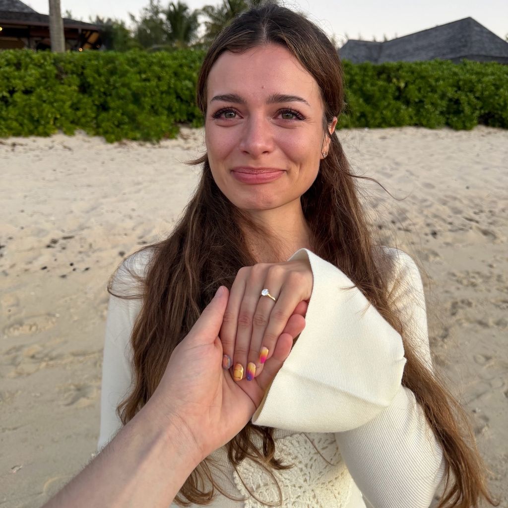 Maxime Herbord zeigt ihren Verlobungsring