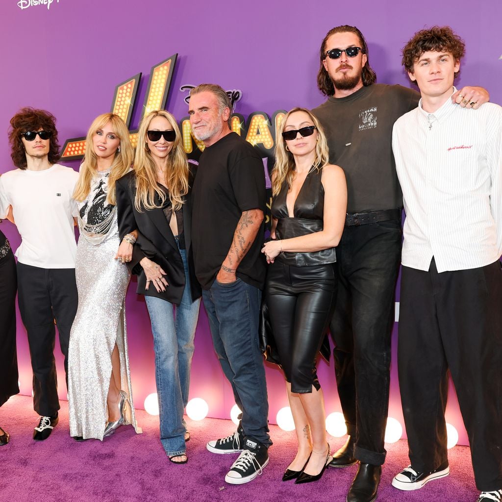 Maxx Morando, Miley Cyrus, Tish Cyrus, Dominic Purcell, Brandi Cyrus & Matt Southcombe bei der Premiere von "Hannah Montana 20th Anniversary Special"