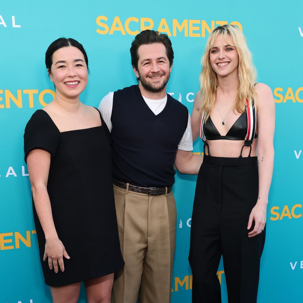 Maya Erskine, Michael Angarano und Kristen Stewart, 2025