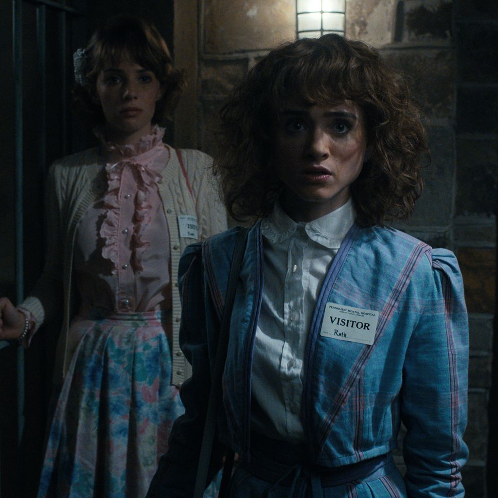 Maya Hawke und Natalia Dyer in "Stranger Things 4"