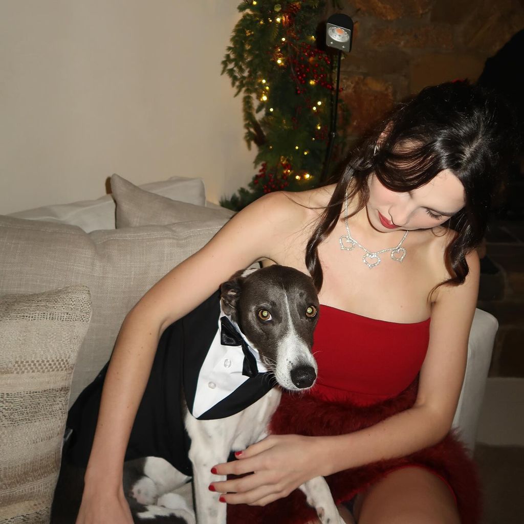 Maya Henry und ihr Hund, Dezember 2024