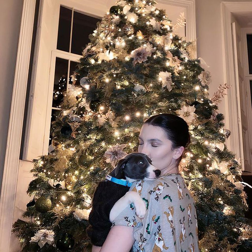 Maya Henry (r.) mit Hund Winston