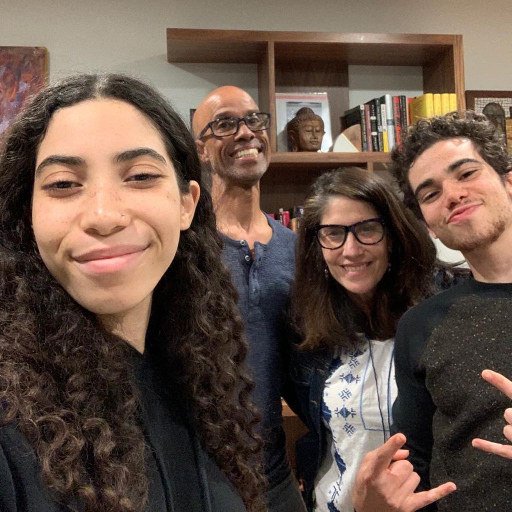 Cameron Boyce (r.) mit seiner Schwester Maya und seinen Eltern Victor und Libby
