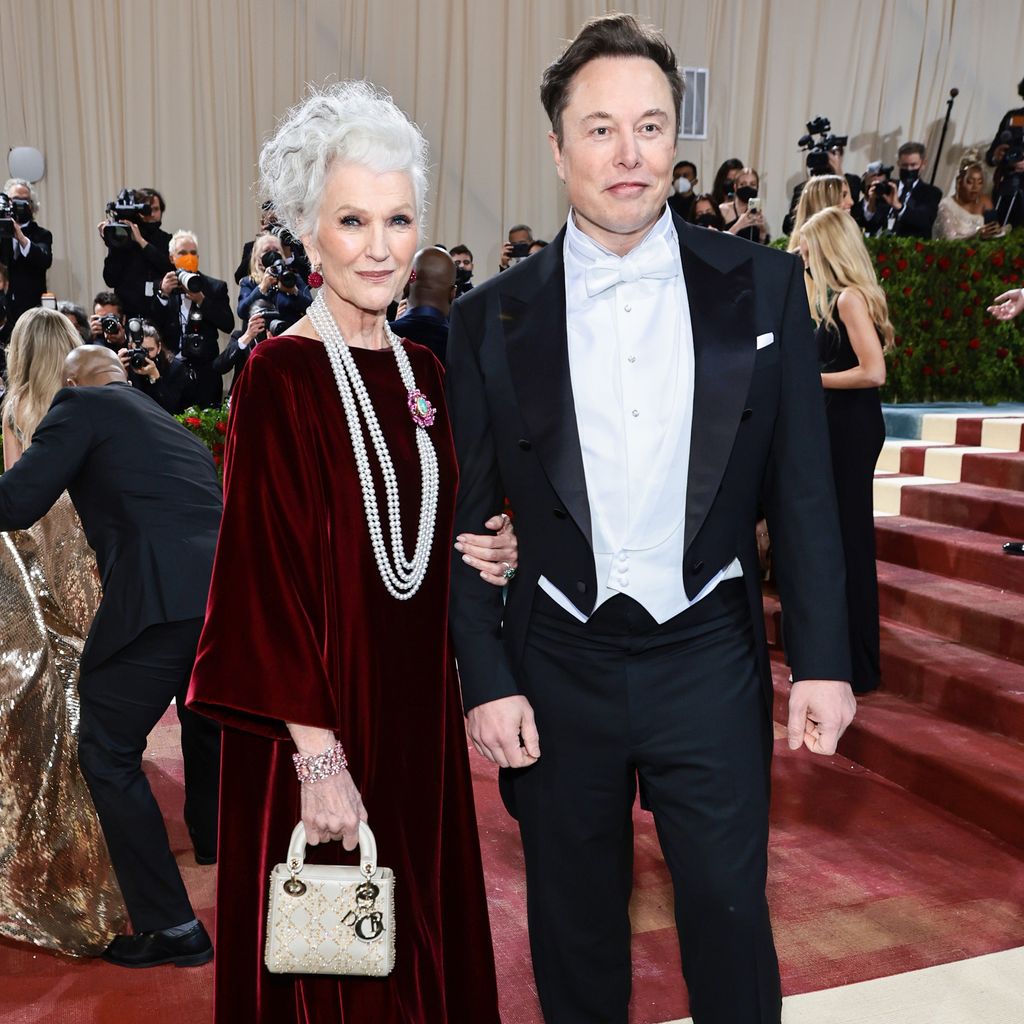 Maye Musk mit ihrem Sohn Elon bei der Met Gala 2022