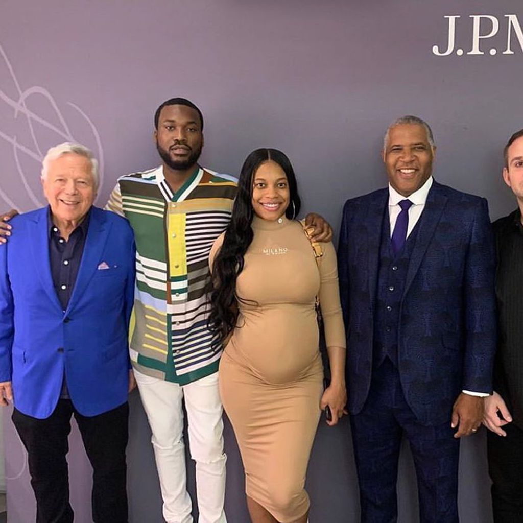 Meek Mill posiert mit seiner schwangeren Freundin