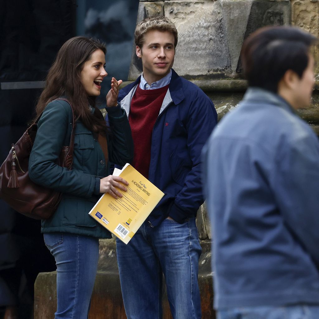 Meg Bellamy und Ed McVey bei den "The Crown"-Dreharbeiten