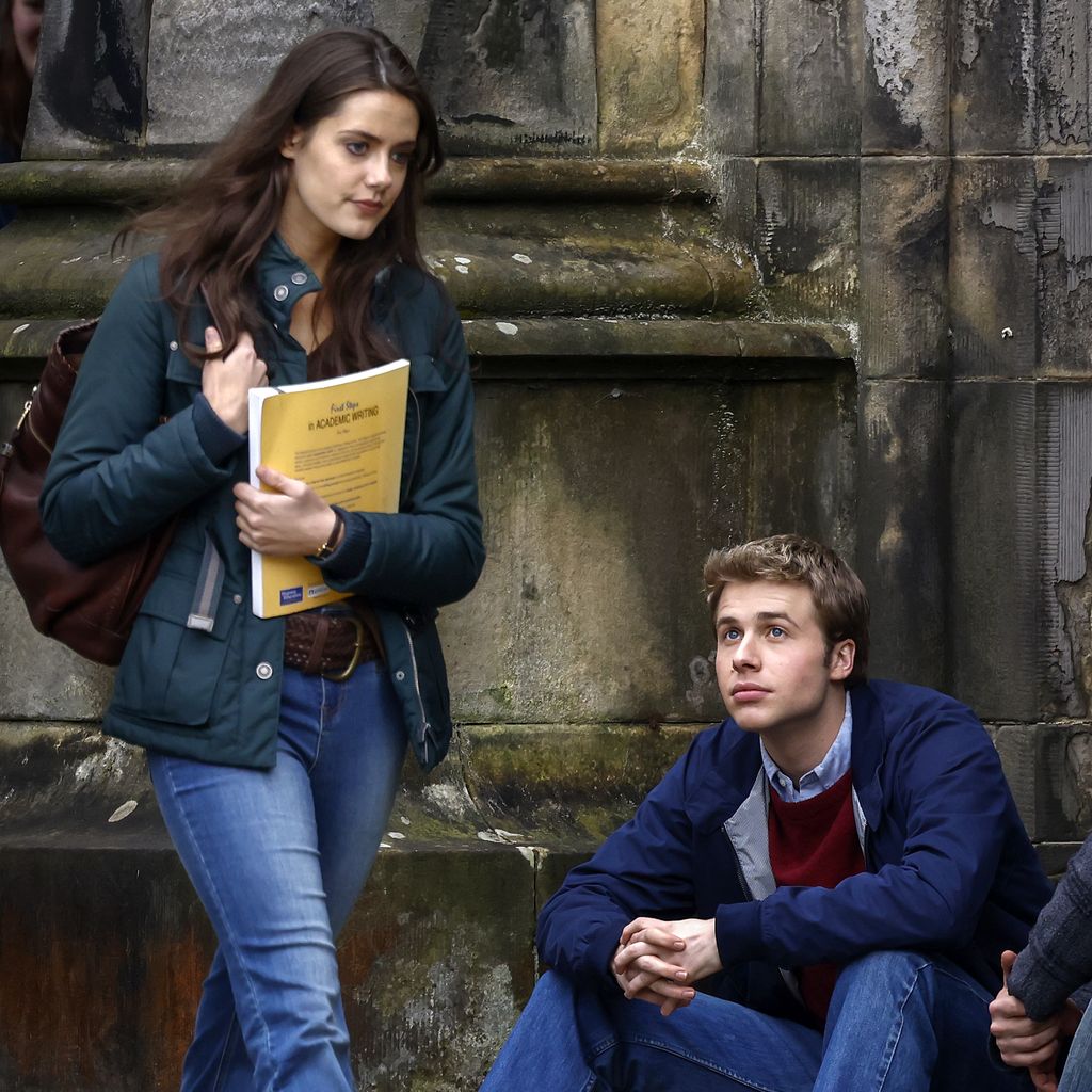 Meg Bellamy und Ed McVey bei den "The Crown"-Dreharbeiten