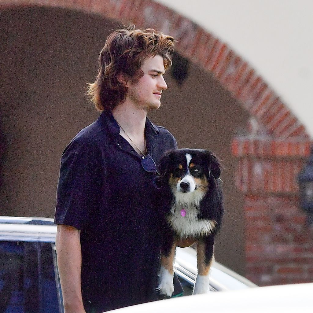 Joe Keery mit seinem Hund im April 2020