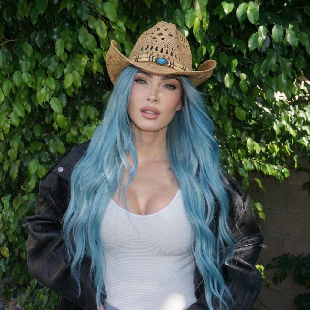 Megan Fox mit blauen Haaren