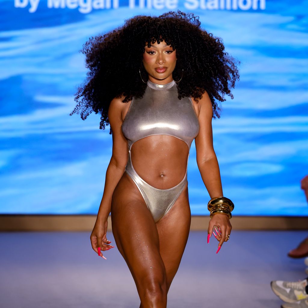 Megan Thee Stallion auf dem Laufsteg für ihre Bademodenkollektion "Hot Girl Summer Swimwear"