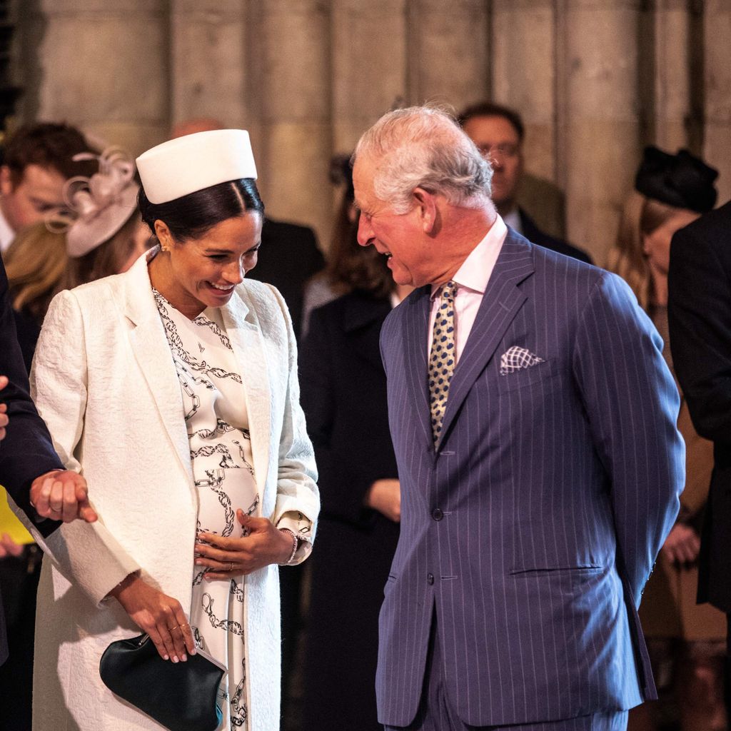 Meghan, Duchess of Sussex, im Gespräch mit Prince Charles; daneben Prince William und Prince Harry beim Commonwealth Day-Gottesdienst, 2019