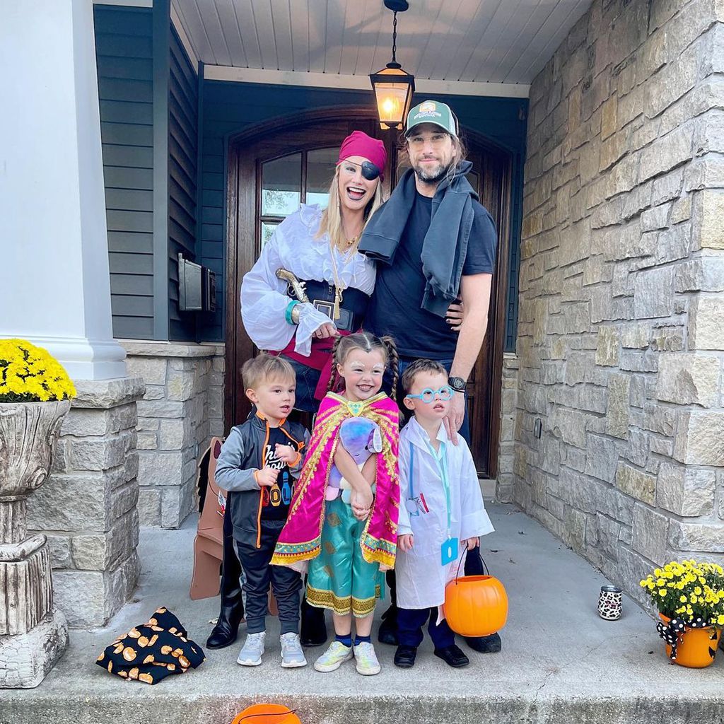 Meghan King und Cuffe Biden Owens mit ihren drei Kindern an Halloween