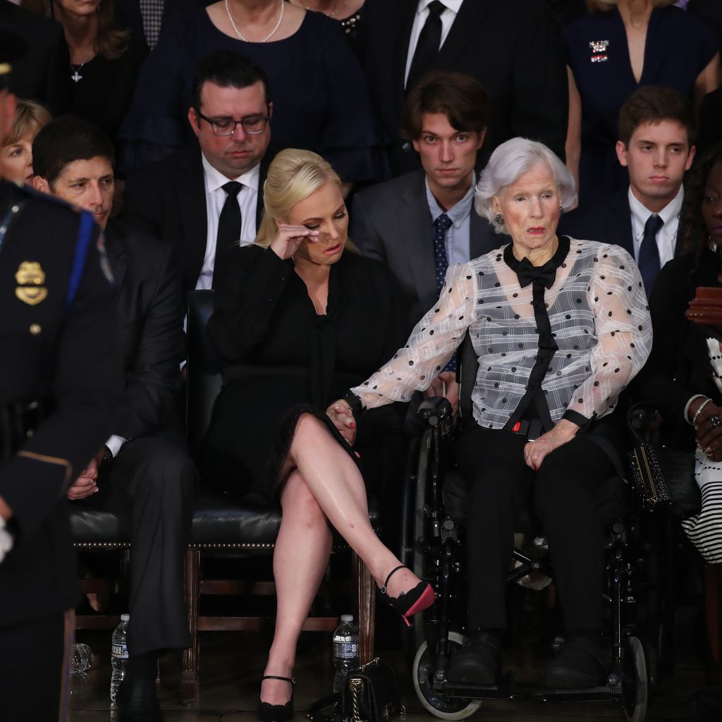 Meghan und Roberta McCain auf John McCains Beerdigung