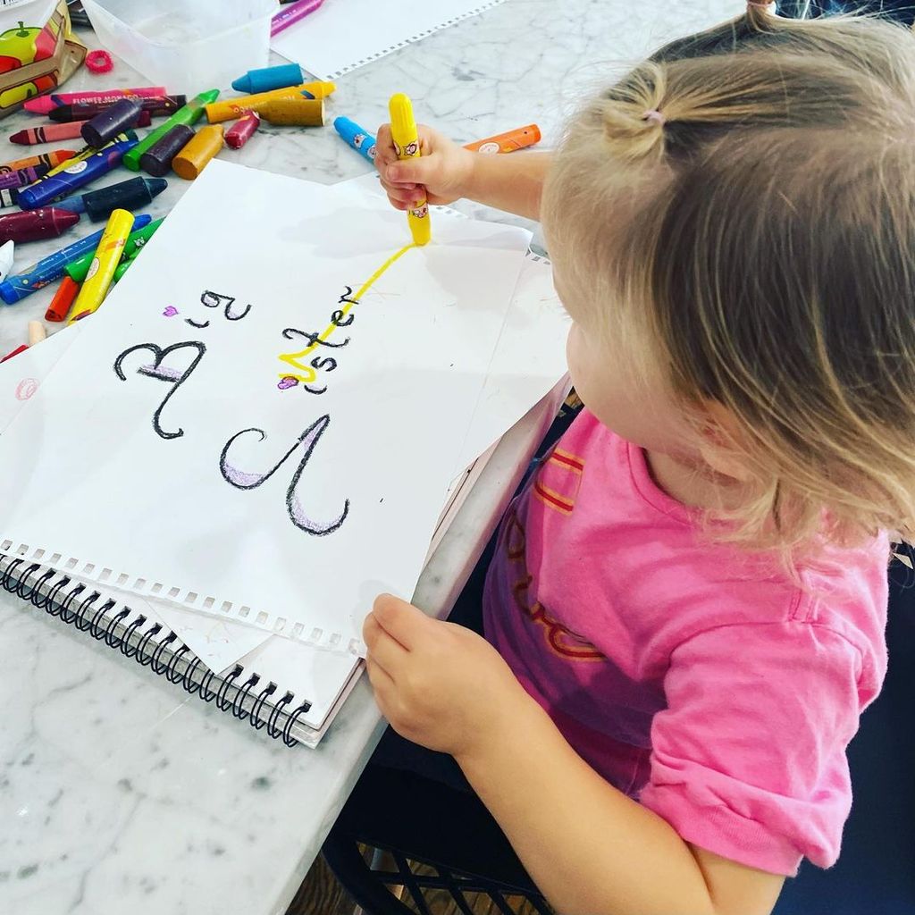 Meghan McCains Tochter Liberty malt ein Bild "Big Sister"