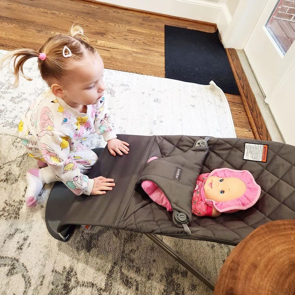 Meghan McCains Tochter Liberty mit Puppe in einer Babywippe