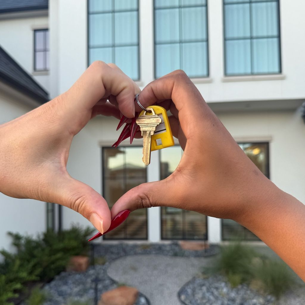 Meghan Thee Stallion und Klay Thompson (vermutet) mit den Schlüsseln zu ihrem Haus, Oktober 2025